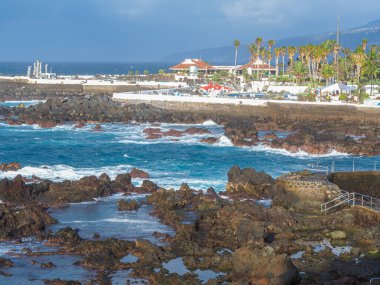 Puerto de la Cruz, Tenerife 'deki kayalık sahile bakın.