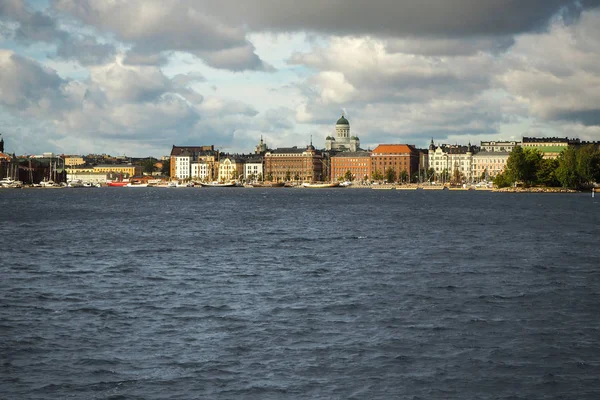 Helsinki waterfront seen from the Baltic Sea, Finlandia — Foto de Stock