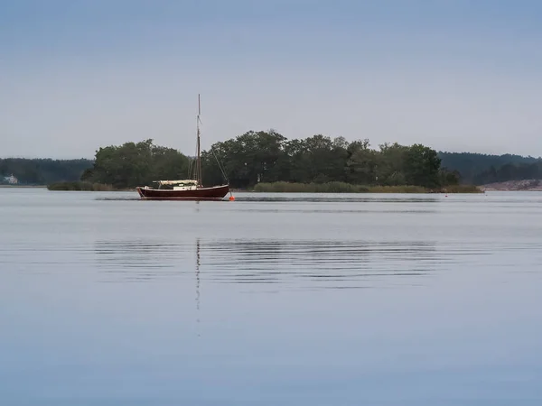 Finlandiya, Aland 'da sakin bir denize demir atmış bir tekne. — Stok fotoğraf