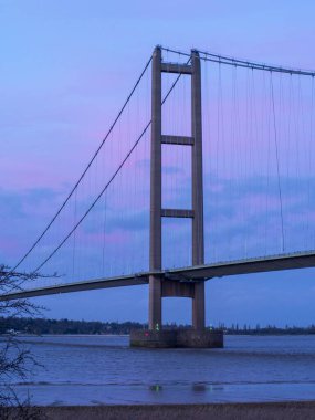 Humber Köprüsü 'nün ana kulelerinden biri, Kuzey Lincoln, İngiltere