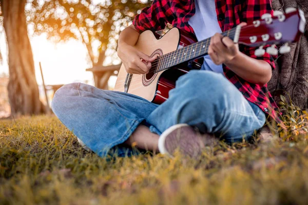 Frau Spielt Akustikgitarre Park — Stockfoto