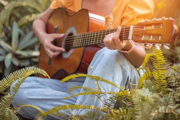 Frau Spielt Akustikgitarre Garten — Stockfoto