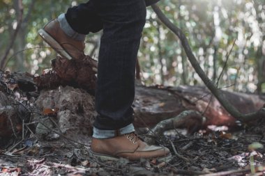 Ormandaki yürüyüşçünün bacağını kapat..