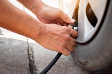 Lastik şişiren adamın elini kapat..