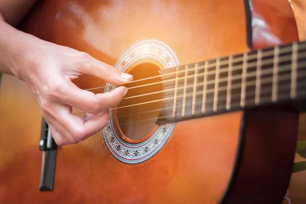 Közeli Kéz Játszik Akusztikus Gitár — Stock Fotó