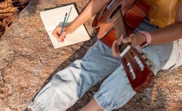 Songwriter Schreibt Auf Notizbuch Mit Akustikgitarre — Stockfoto