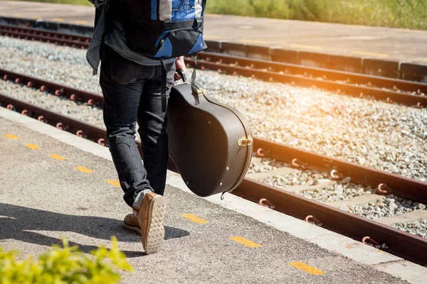 Рюкзак Тримає Гітарну Гітару Залізничній Станції — стокове фото