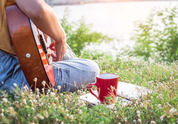 Frau Spielt Akustikgitarre Park — Stockfoto