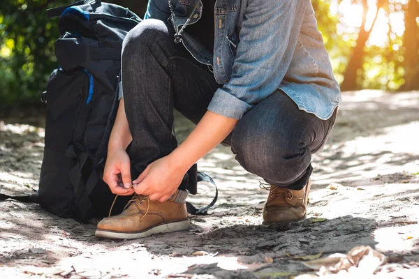 Uomo Sta Legando Lacci Scarpe Mentre Prepara Escursioni Nella Foresta — Foto Stock