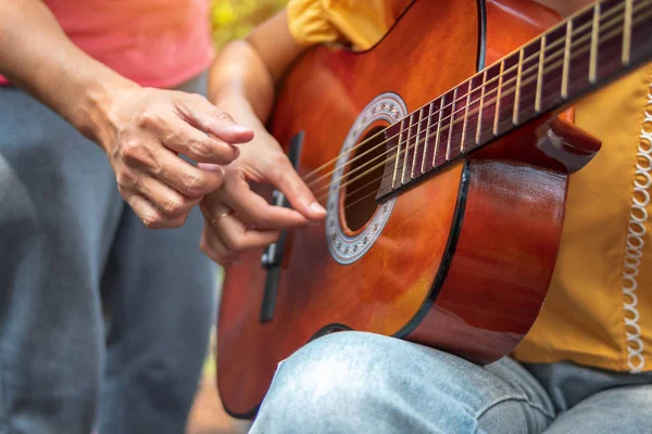 Чоловік Навчає Свою Дівчину Грати Гітарі — стокове фото
