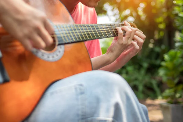 Mann Bringt Seiner Freundin Das Gitarrespielen Bei — Stockfoto