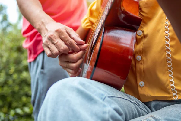 Mann Bringt Seiner Freundin Das Gitarrespielen Bei — Stockfoto