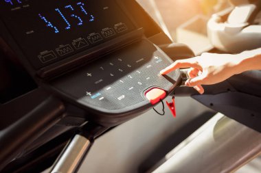 Spor salonunda spor salonunda spor değirmeni tuşuna basmak. Sağlıklı ve yaşam tarzı kavramı.