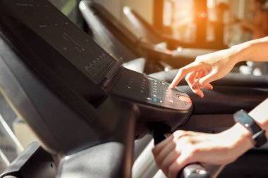 Spor salonunda spor salonunda spor değirmeni tuşuna basmak. Sağlıklı ve yaşam tarzı kavramı.