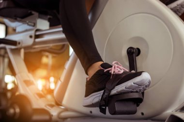 Spor salonunda ayak bisikleti egzersizi. Sağlıklı ve yaşam tarzı kavramı.