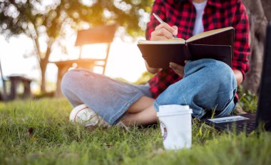 Park 'taki deftere not defteri yazan kadın..