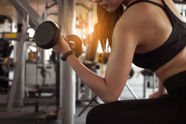 Spor salonunda spor yapan spor salonundaki kadın. Sağlıklı ve yaşam tarzı kavramı.