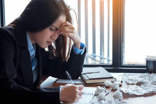 Mujer Negocios Que Sufre Estrés Trabajando Oficina —  Fotos de Stock