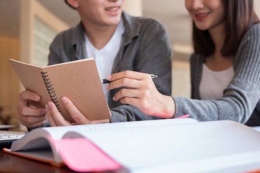 Çift birlikte okuyan öğrenciler.