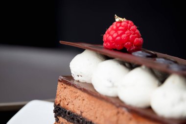 Çikolatalı pastayı ahududu ile kapat.