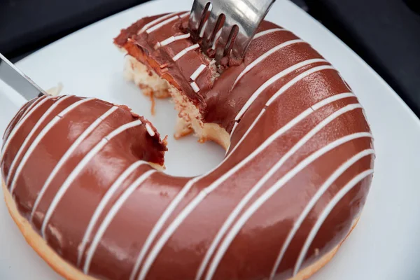 Hände Großaufnahme Schneiden Mit Messer Und Gabel Ein Stück Schokokrapfen — Stockfoto