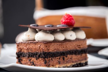 Çikolatalı pastayı ahududu ile kapat.