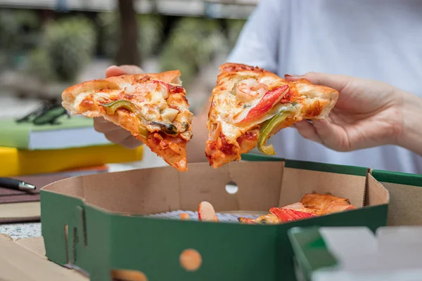 Pizzayı seçen kadının yakın çekimi..