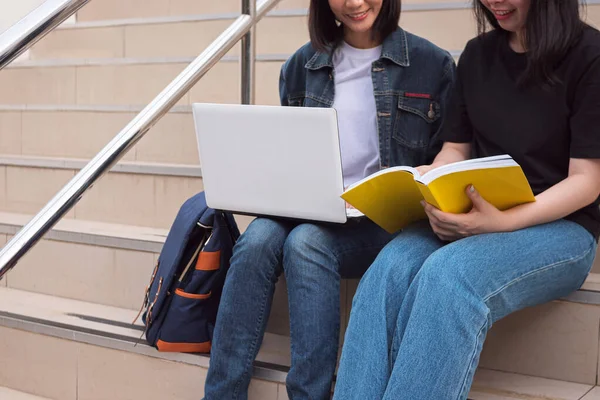 Studenci Używają Laptopa Książki Nauki — Zdjęcie stockowe