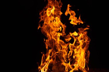 Siyah arkaplanda ateş.