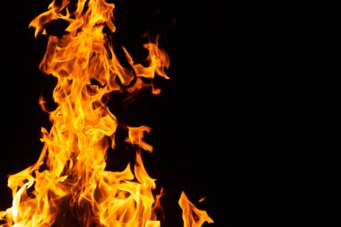 Siyah arkaplanda ateş.