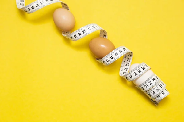 Grön kost ägg mäta på gul bakgrund. Friska livsstil koncept. Ketogen kost koncept. Hälsosam kost koncept. Matlagning middag. Mätbegrepp. — Stockfoto