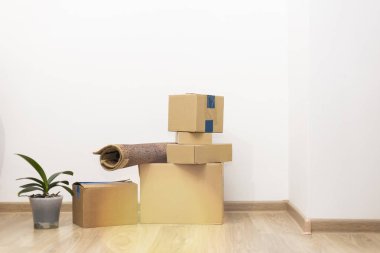 Yeni evde karton kutular taşınıyor.