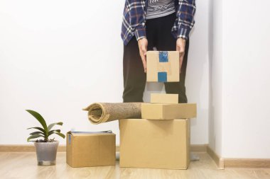 Yeni evde karton kutular taşınıyor.