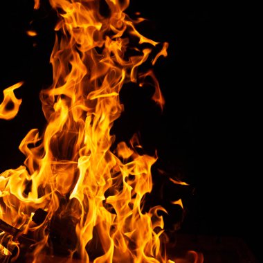 Siyah arkaplanda ateş.