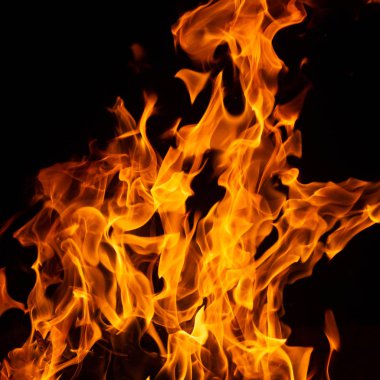 Siyah arkaplanda ateş.