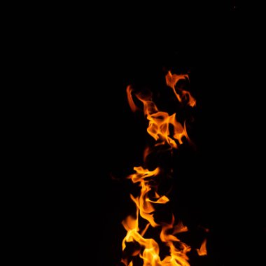 Siyah arkaplanda ateş.