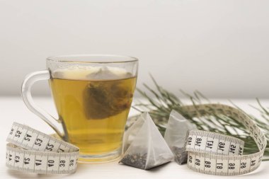 Bir fincan yeşil çay kilo vermek için organik bir yol olarak kullanılır. Doğal organik yöntemlerle kilo verme kavramı. Yakın plan bitkisel çay..