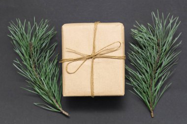 Yılbaşı ya da yıldönümü için karton hediye kutusu. Sıcak kış hediyesi, el yapımı tasarımı ve çam ağacından bir detay. Aralık tatili havası. Farklı durumlar için şık bir hediye..