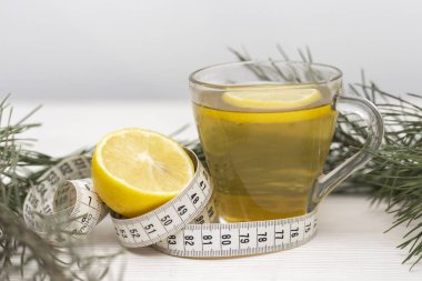 Bir fincan yeşil çay kilo vermek için organik bir yol olarak kullanılır. Doğal organik yöntemlerle kilo verme kavramı. Yakın plan bitkisel çay..