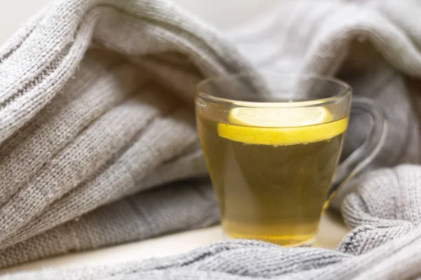 Ceașcă de ceai cu un fundal confortabil din lână. Starea de spirit de iarnă dimineața într-o atmosferă confortabilă și caldă. Ceai verde pentru relaxare . — Fotografie, imagine de stoc
