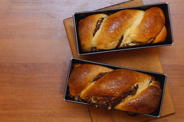 Ev yapımı lezzetli kahverengi kek. Noel pastanesi konsepti. Tatlı olarak aromatik organik kek pişiriyorum..
