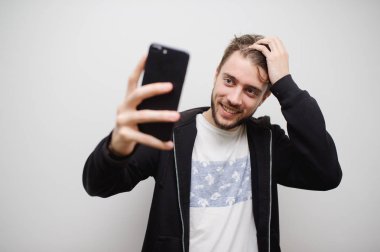 Hippi gri arka planda selfie çekiyor..