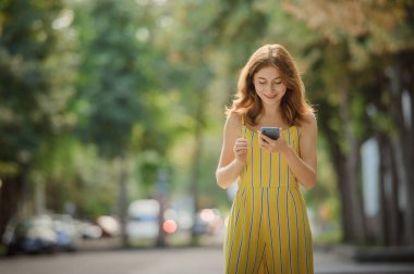 Güzel kızıl saçlı kız öğrencinin portresi..