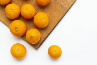 Portakallar beyaz arkaplanda izole edilmiş.