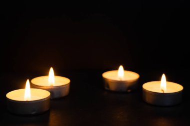 Cenaze konsepti sıcak mumlarla temsil ediliyor. Din kavramı.