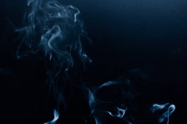 Siyah arkaplanda duman arka planı. Gri duman dokusu etkisi.