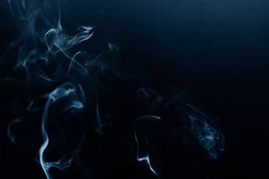 Siyah arkaplanda duman arka planı. Gri duman dokusu etkisi.