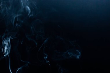 Siyah arkaplanda duman arka planı. Gri duman dokusu etkisi.