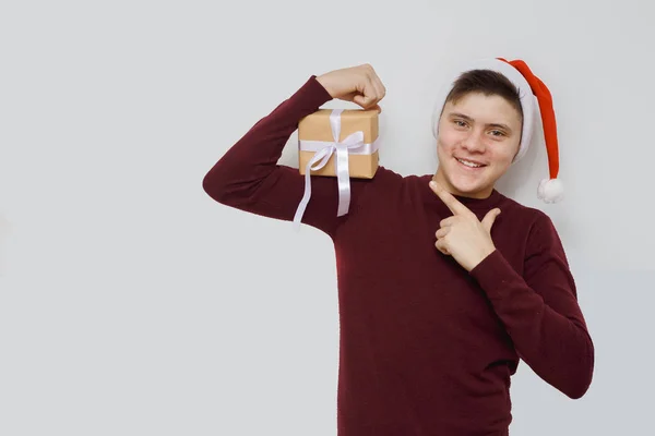 Jovem com chapéu de Pai Natal. Adolescente feliz pronto para férias com expressões positivas, isolado em fundo branco . — Fotografia de Stock