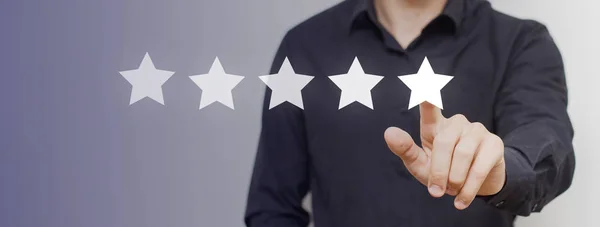 Kullanıcı iyi bir hizmet veya ürün için 5 yıldız veriyor. Bir işadamının değerlendirmesi, memnuniyet seviyesi ve genel olarak varlığın yönetimi, işi veya performansı ile sonuçlanır.